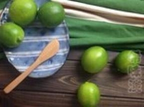 用粗盐搓洗柠檬，再用盐水泡泡半小时