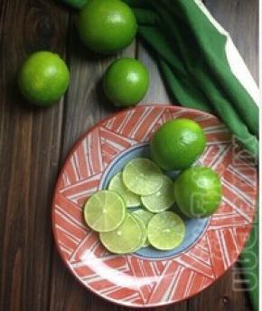 青柠檬切片，一层柠檬一层蜜，我用的是蜂蜜结晶，效果也是一样的哈