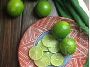 青柠檬切片，一层柠檬一层蜜，我用的是蜂蜜结晶，效果也是一样的哈