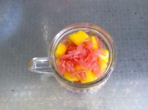 把水果放到一起。