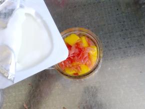 浇上酸奶。