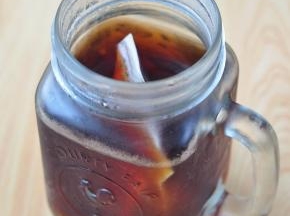 挂耳咖啡包放入瓶中，加入矿泉水，冷藏12小时以上。这就是冷萃咖啡。