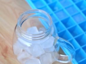 将冰块放满杯中二分之一。