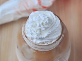 淡奶油加糖打发，用裱花袋在瓶口挤出造型。