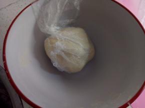 混合油酥，软化的猪油（像浓稠的糖浆状态，不能水的）搅拌一起混合均匀。就可以用装有油纸的袋子包起来静止30分钟 。