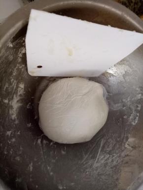 先用热水和软化的猪油（像浓稠的糖浆状态，不能水的）搅拌一起混合均匀后加入到油皮粉里面，再加入一半的冷水，然后就开始揉面，揉1-2分钟，加入剩下的冷水，这时候面团很粘，正常的，再像做拉面一样，拉面团，一直拉到面团成光滑的（面包的手势也是可以）我大概揉10分左右，就可以用装有油纸的袋子包起来静止30分钟（冬天40-50）。面团是很软的。