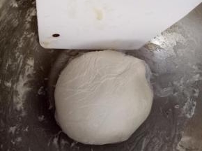 先用热水和软化的猪油（像浓稠的糖浆状态，不能水的）搅拌一起混合均匀后加入到油皮粉里面，再加入一半的冷水，然后就开始揉面，揉1-2分钟，加入剩下的冷水，这时候面团很粘，正常的，再像做拉面一样，拉面团，一直拉到面团成光滑的（面包的手势也是可以）我大概揉10分左右，就可以用装有油纸的袋子包起来静止30分钟（冬天40-50）。面团是很软的。