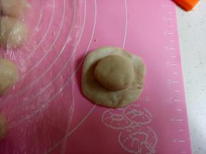 把油酥包到油皮里面。用虎口收尾。不能用手粘收尾。