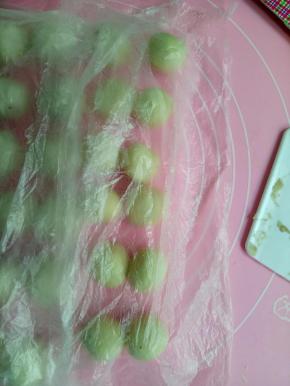 把油皮和油酥平均分为10个等分。一定要用油袋子盖紧，不然会混酥。