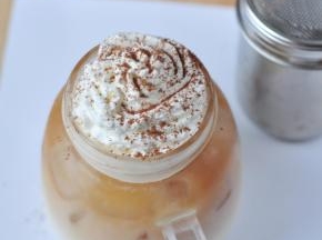 在奶油表面筛少许可可粉。喝时搅匀即可。