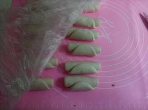 做好后用油袋子盖住。静止15分钟（冬天30分钟） ，如果做的多，就做完最后一个就可以开始从第一个开始做下一步了。