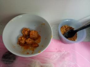 这时候准备蛋黄和肉松，馅料自己准备，3:7皮：馅料的比例。