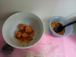 这时候准备蛋黄和肉松，馅料自己准备，3:7皮：馅料的比例。