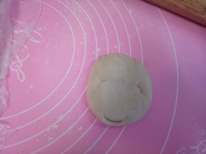 用擀面杖轻轻擀压薄。中间厚2边薄