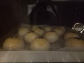 收口朝下放在烤盘上。涂上一层蛋黄液，整个涂。洒上芝麻。170度烤30-40分钟。就可以出炉了，边上有点微黄就是熟了。