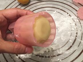 表面滚少许玉米淀粉，放入月饼膜