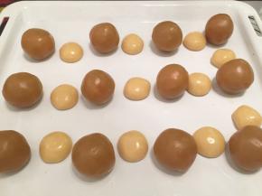 将醒好的面皮平均分成10克一份