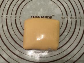 再次筛入剩余的月饼粉，拌匀后盖上保鲜膜室温静置30分钟