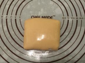 再次筛入剩余的月饼粉，拌匀后盖上保鲜膜室温静置30分钟