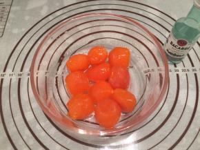 蛋黄先用玉米油浸泡一晚，倒干净玉米油后，倒入朗姆酒（白酒）再浸泡2小时以上