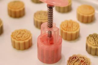 放在烤盘上，稍用点力往下压