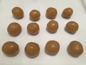 郁香来莲蓉月饼馅平均分成30克一份，搓圆