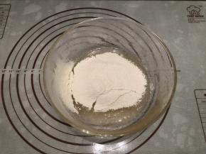 筛入一半的易小焙广式月饼粉