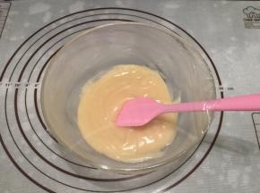 拌至无干粉后盖上保鲜膜静置30分钟