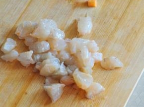剥掉外壳的虾仁切粒，胡萝卜切丁。