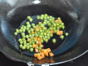 放入豌豆。