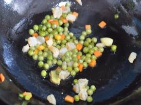 放入姜和蒜，翻炒去腥。