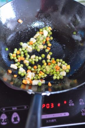 最后放入盐和蚝油。