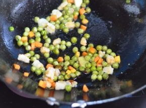 最后放入盐和蚝油。