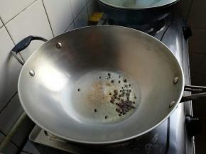 锅里到底油放花椒