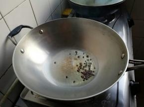 锅里到底油放花椒