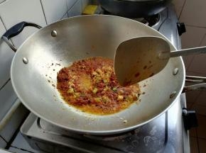 放葱姜蒜，炒出香味来