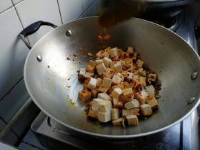 放入切好的豆腐