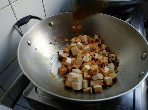 放入切好的豆腐