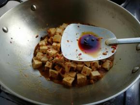 倒入少量的酱油，盐，白糖炒制