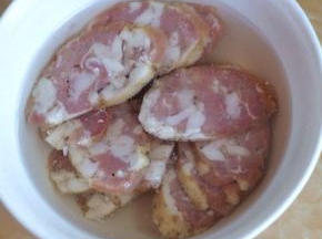 将腊肠切片，用水泡软，有的腊肠又硬又咸，通过这样的方法可以变软去咸。