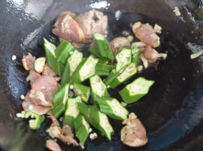 放入秋葵翻炒。