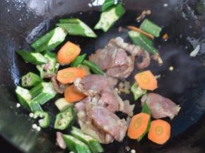 放入胡萝卜片。