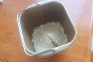 面粉放入面包机，地下放了清水融化了白糖，加上酵母粉