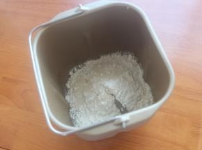 面粉放入面包机，地下放了清水融化了白糖，加上酵母粉