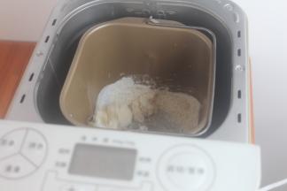 在和面的时候要注意水分是否合适，像这种太干，要少少的加到合适为准，揉好之后我直接在面包机里面启动了发酵模式，发了2个半小时