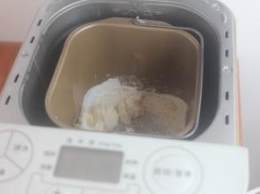 在和面的时候要注意水分是否合适，像这种太干，要少少的加到合适为准，揉好之后我直接在面包机里面启动了发酵模式，发了2个半小时