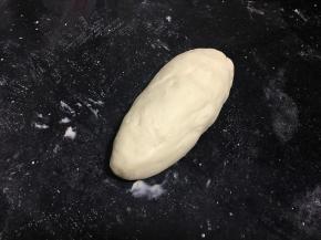 弄好的面团放在案板上排气，稍微整理一下