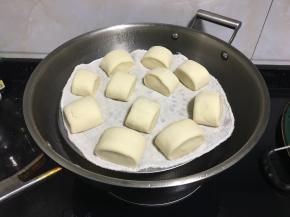 锅里烧点温水，切好的馒头放蒸格上面，盖上盖子二次发酵，大概发了1小时