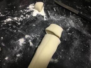 蒸成圆形，用刀切断