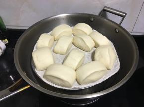发酵后的样子，又白又胖，直接大火蒸25分钟，虚焖5分钟揭盖即可